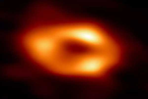 Επίτευγμα ορόσημο: Αυτή είναι η πρώτη φωτογραφία της μεγάλης μαύρης τρύπας στην καρδιά του γαλαξία μας