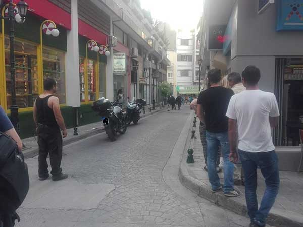 Μεγάλη αναστάτωση στο κέντρο της Κοζάνης, σύλληψη ενός νεαρού. Βγήκαν μαχαίρια