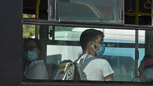 Κορωνοϊός: Υποχρεωτική η μάσκα μόνο σε νοσοκομεία, γηροκομεία και μέσα μεταφοράς – Καταργείται στα καταστήματα