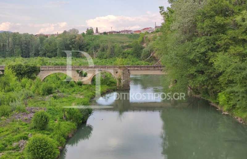 Άργος Ορεστικό: Άνδρας έπεσε στον Αλιάκμονα από την παλιά γέφυρα της πόλης