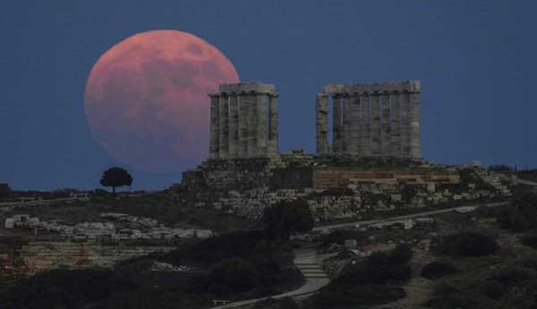 Έρχεται το “Ματωμένο φεγγάρι” και ολική έκλειψη της Σελήνης – Πότε θα δούμε το φαινόμενο
