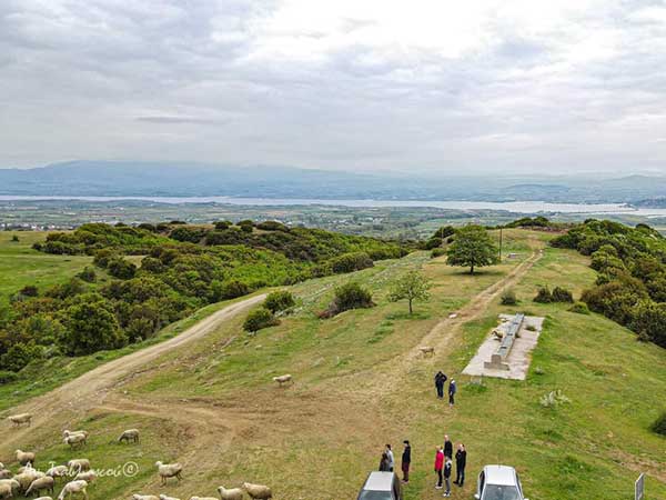 Πηγαίνοντας στον Τρανό Λάκκο Πλατανορέματος, μια στάση στο εξωκλήσι των Αγίων Κωνσταντίνου και Ελένης, στο βάθος το Πλατανόρεμα