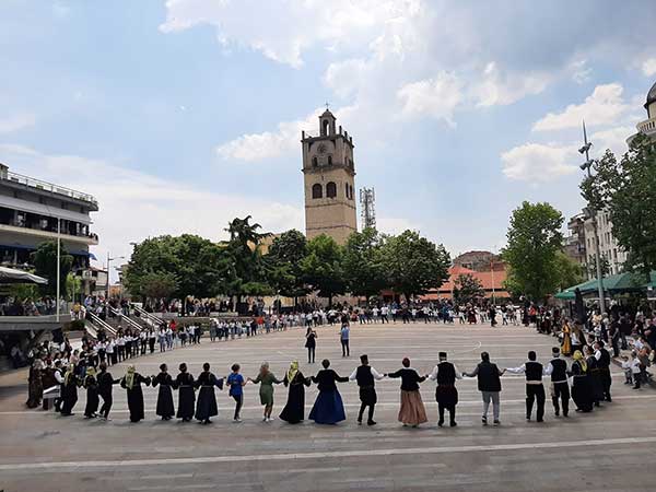 Παραδοσιακοί χοροί στην κεντρική πλατεία της Κοζάνης-Γέμισε ήχους η πόλη