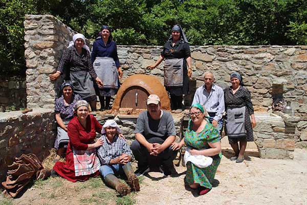 Tηλεοπτικό γύρισμα κατασκευής παραδοσιακού φούρνου στο εξωκλήσι Τιμίου Προδρόμου στην Δεσκάτη Γρεβενών