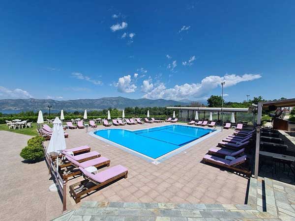 Άνοιξαν οι πισίνες στο Agnanti Hotel στο Βελβεντό