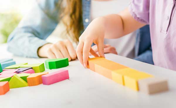 Απόφοιτη νηπιαγωγός με εμπειρία ως babysitter αναζητεί εργασία
