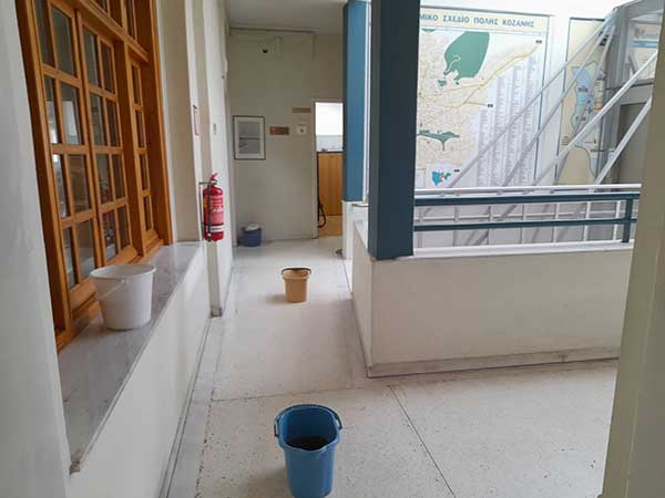 Κουβάδες εντός του δημαρχείου Κοζάνης