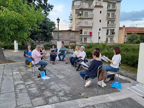 Η παραδοσιακή χορωδία του ΔΩΚ στην αυλή του ωδείου