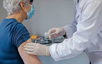 Κορωνοϊός: Εμβολιασμό κατά της Covid για όλους άνω των 30 πρότεινε η Επιτροπή – Ισχυρή σύσταση για τους άνω των 60