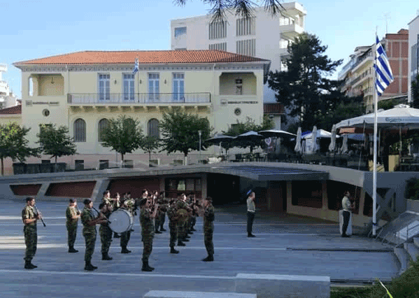 Η έπαρση της σημαίας στην κεντρική πλατεία της Κοζάνης