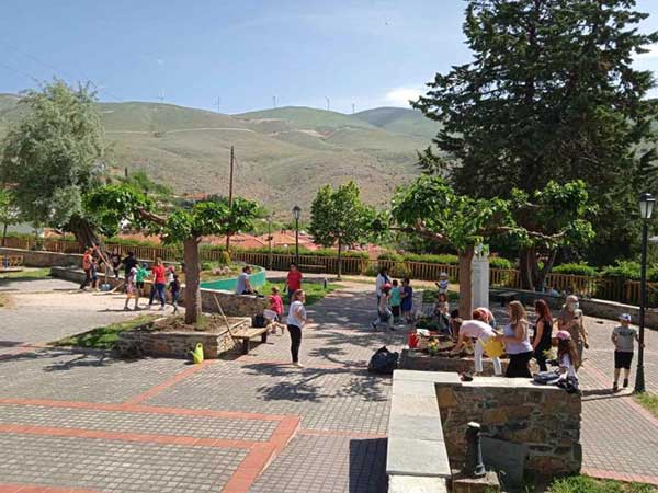 Καλλωπισμός και φύτευση λουλουδιών στο πάρκο του Αγίου Δημητρίου Σιάτιστας από το 1ο Δημοτικό Σχολείο