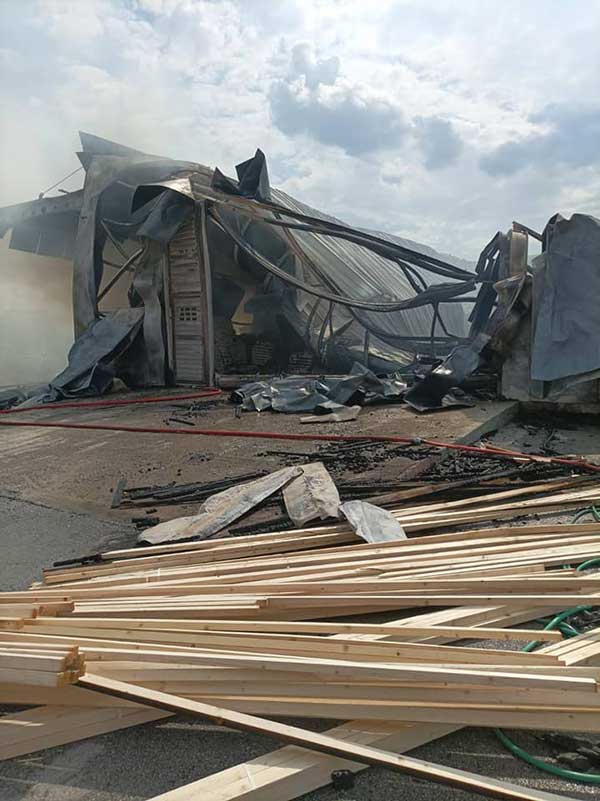 Ολοσχερής καταστροφή στη μάνδρα οικοδομικών υλικών στο δρόμο Πτολεμαΐδας-Ανατολικού