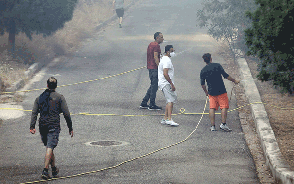 Φωτιά στη Βούλα: Στις αυλές των σπιτιών οι φλόγες