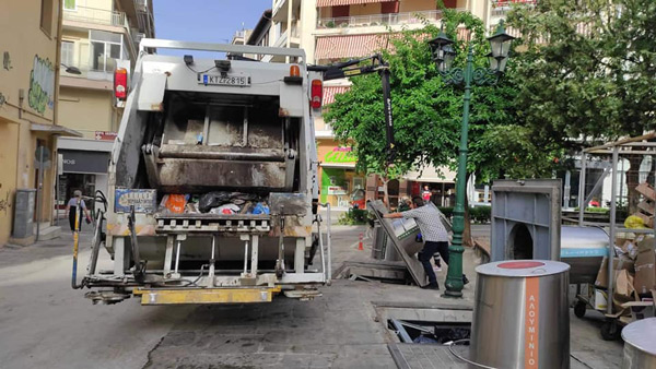 Αποκομιδή των “έξυπνων ” κάδων ανακύκλωσης της κεντρικής πλατείας με τον ειδικό γερανό που έχει προσαρμοστεί στο απορριμματοφόρο