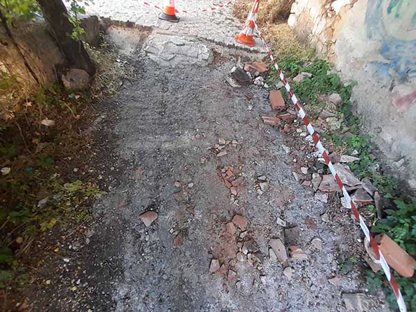 Πέφτουν κεραμίδια από εγκαταλελειμμένο κτίριο στο στενάκι που οδηγεί στους Αγίους Αναργύρους