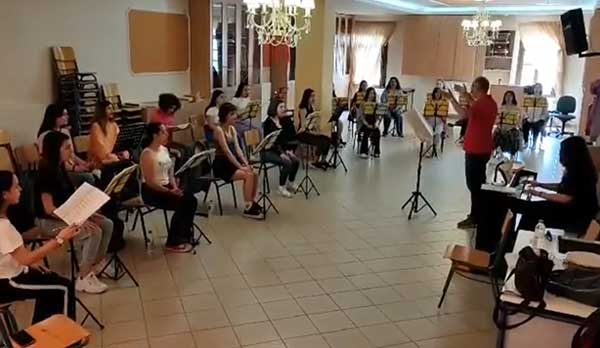 «Άξιον εστί» Μίκη Θεοδωράκη: εκπληκτικό αποτέλεσμα στις πρόβες της Χορωδίας του Μουσικού Σχολείου Σιάτιστας