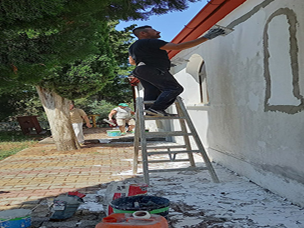Εργασίες χρωματισμού στο εξωκλήσι της Αγίας Τριάδας (Μπάντζιαβα σου) στον Κρόκο