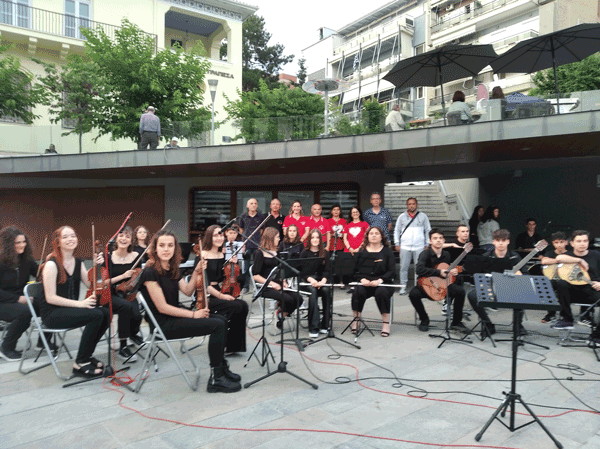 Πραγματοποιήθηκε την Πέμπτη 16 Ιουνίου η συναυλία του Μουσικού Σχολείου Σιάτιστας για το Σύλλογο Εθελοντών Αιμοδοτών στην κεντρική πλατεία Κοζάνης