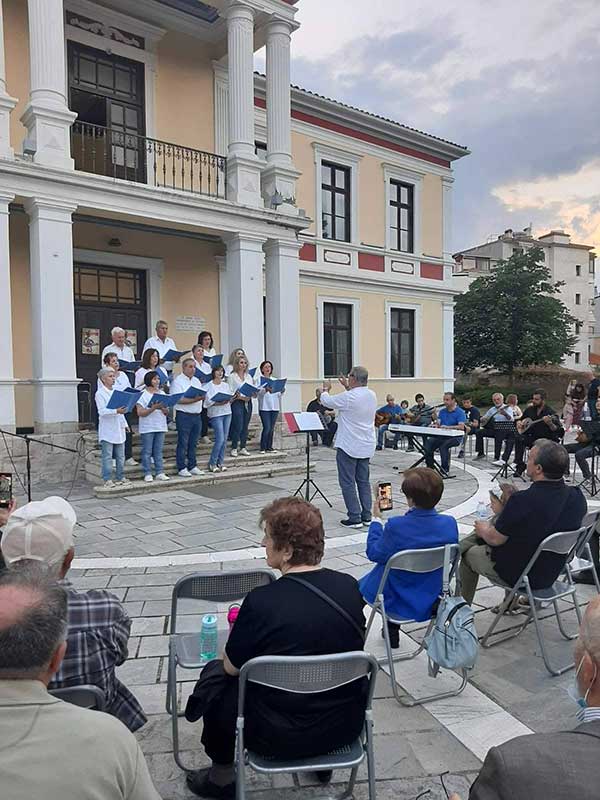 Τραγούδια και μελωδίες στον προαύλιο χώρο του ΔΩΚ