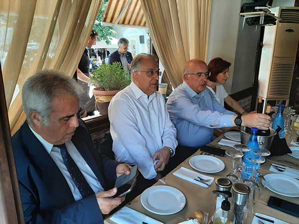 Ο Τάκης Θεοδωρικάκος στην ταβέρνα Εν Βελβεντώ