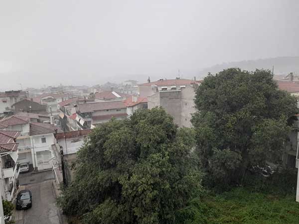 Καταρρακτώδης βροχή στην πόλη της Κοζανης