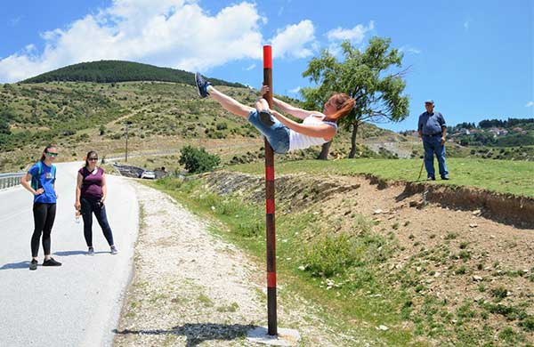 Τουρίστρια στο Λιβάδι Ελασσόνας άρχισε να επιδίδεται στο pole dancing.Οι βοσκοί έτριβαν τα μάτια τους