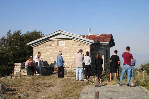 Πανηγυρικός εσπερινός στο παρεκκλήσι του προφήτη Ηλία στην Τσιούκα του Νυμφαίου σε υψόμετρο 1500 μέτρων