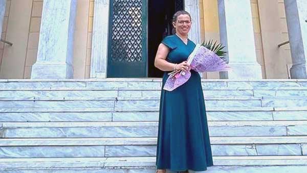 Η Αλεξάνδρα Χοροζίδου – Τσανακτσίδου με καταγωγή από την Καστοριά, μητέρα εννιά παιδιών, πήρε το πτυχίο της με άριστα από το ΑΠΘ