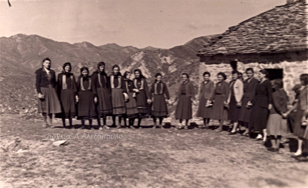 Διλόφος Βοΐου την δεκαετία του 1950: Χορός γυναικών έξω από τον Αϊ-Λιά