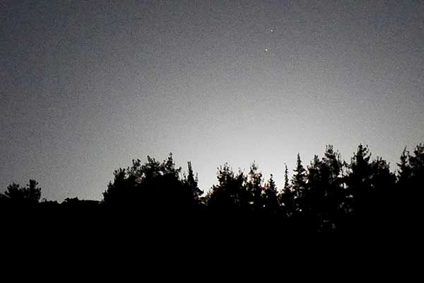 Το φεγγάρι του ελαφιού όπως ξεπροβάλλει από τα Πιέρια