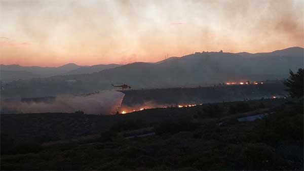 Πύρινος όλεθρος σε Πεντέλη, Παλλήνη και Γέρακα: Στη μάχη από νωρίς τα εναέρια μέσα