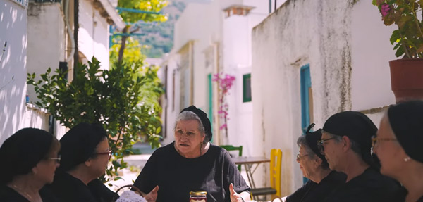 Γιαγιάδες από την Κρήτη τα σπάνε και… ανοίγουν βεντέτα με τους τράπερς
