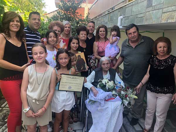 Τιμήσαν την Μαρία Αποσέρκογλου – Γιοβανάκου (το γένος Παρλαπανίδου)102 ετών την μοναδική εν ζωή, πρόσφυγα πρώτης γενιάς, γεννημένη και βαπτισμένη στους Επιβάτες της Ανατολικής Θράκης- κάτοικο Πτολεμαΐδας