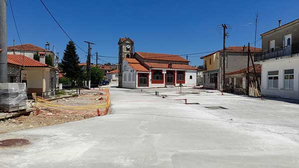 Στη φάση της σκυροδέτησης υποδομής οι εργασίες διαμόρφωσης της πλατείας Μικροβάλτου