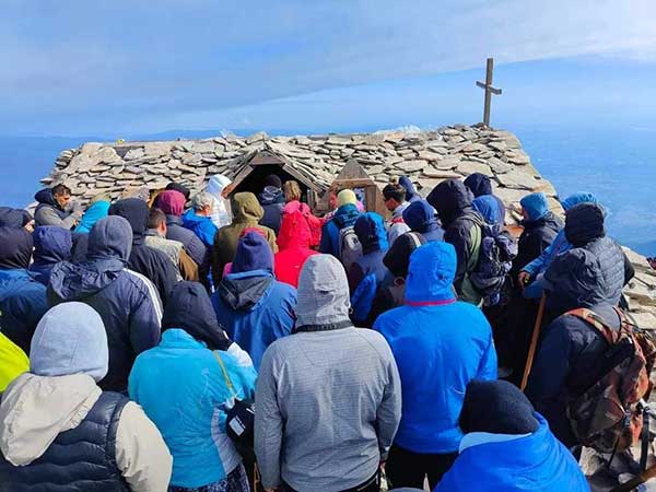 Γιόρτασαν τον Προφήτη Ηλία στο υψηλότερο εξωκκλήσι των Βαλκανίων στον  Όλυμπο στα 2.803 μέτρα