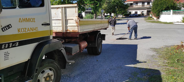 Επούλωση λακκούβων του δρόμου στα Πετρανά Κοζάνης