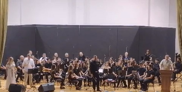 Ολόκληρη η εκδήλωση, με την Φιλαρμονική Ελλασόνας, στο ”Αφιέρωμα στο Μίκη Θεοδωράκη ”, στο Πολιτιστικό Κέντρο Σερβίων