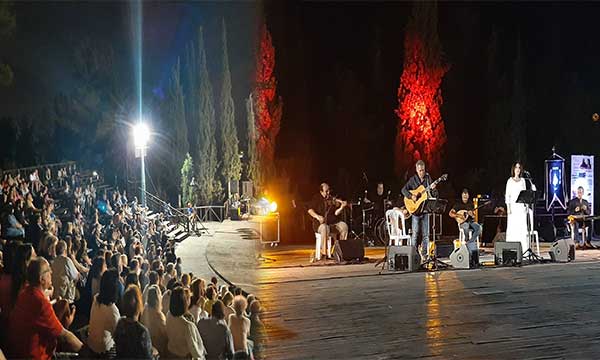 Καλλιόπη Βέττα και Παντελής Θαλασσινός τραγουδούν Μίκη Θεοδωράκη στο υπαίθριο θέατρο Κοζάνης