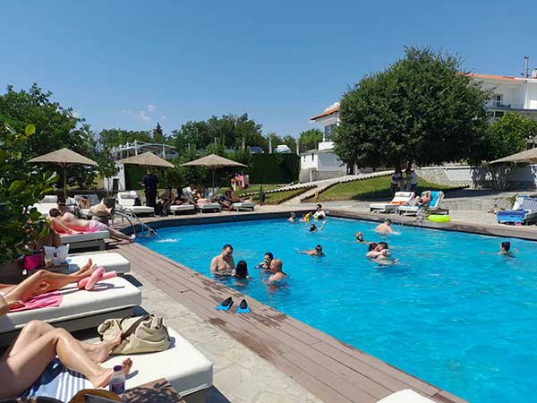 Στιγμές δροσιάς στην πισίνα του ξενοδοχείου Τσελίκας