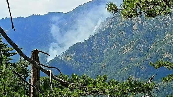 Γρεβενά: Συνεχίζει να καίει η φωτιά στη Βάλια Κάλντα