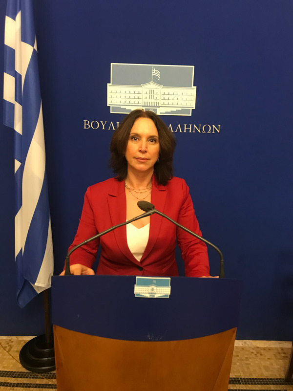 Καλλιόπη Βέττα: «Η κυβέρνηση εξαπατά για μία ακόμη φορά τους πολίτες με την υποτιθέμενη κατάργηση της ρήτρας αναπροσαρμογής»