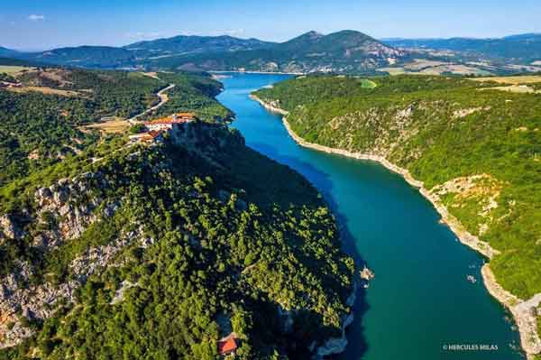 Η Ιερά Μονή Ζάβορδας πάνω από τη λίμνη Ιλαρίωνα