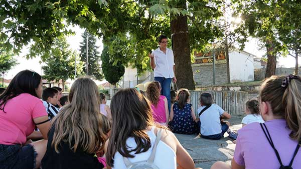Δήμος Γρεβενών: Επιτυχημένες οι “Βραδιές Παραμυθιού” του πολιτιστικού μας καλοκαιριού – Ο Στέλιος Πελασγός «ταξίδεψε» μικρούς και μεγάλους σε Γρεβενά, Μηλιά, Σύδενδρο και Μέγαρο (Φωτογραφίες)