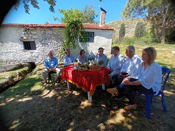 Επίσκεψη του Γιώργου Κασαπίδη στην Τοπική Κοινότητα Πετρών του Δήμου Αμυνταίου και υπογραφή ένταξης μελέτης «Ανάπλαση Μονοπατιού κατά μήκος του καναλιού Τ/Κ Πετρών από Πηγές έως Μύλο Χαντζηκωνσταντίνου»