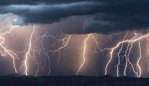 Τι κάνουμε όταν είμαστε στο σπίτι ή στο αυτοκίνητο σε περιοχές με έντονη κεραυνική δραστηριότητα