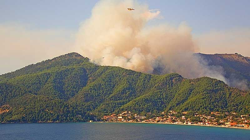 Μαίνεται η φωτιά στη Θάσο – Εκκενώθηκε ο οικισμός Κοίνυρα
