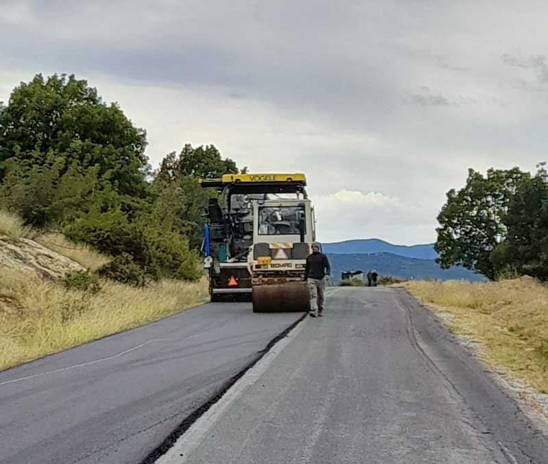 Σε εξέλιξη οι εργασίες ασφαλτόστρωσης της επαρχιακής οδού Σερβίων-Ελάτης