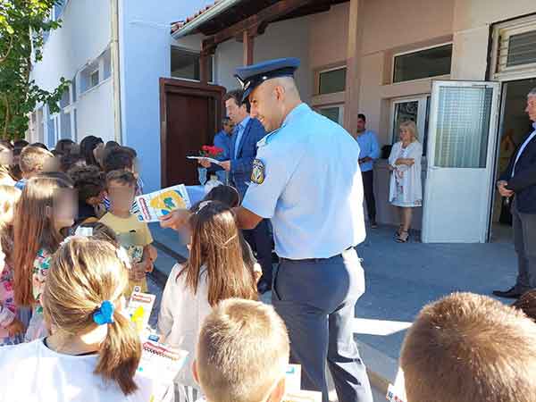 Ενημερωτικά φυλλάδια τροχαίας και σχολικά προγράμματα με σελιδοδείκτες διανεμήθηκαν σήμερα σε μαθητές της Δυτ. Μακεδονίας