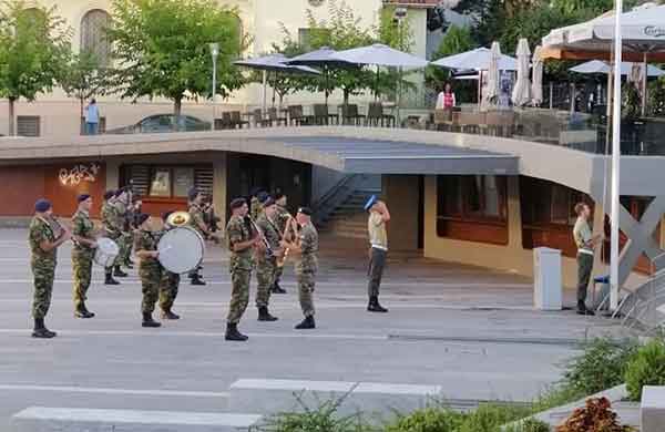 Η έπαρση της σημαίας στην κεντρική πλατεία της Κοζάνης