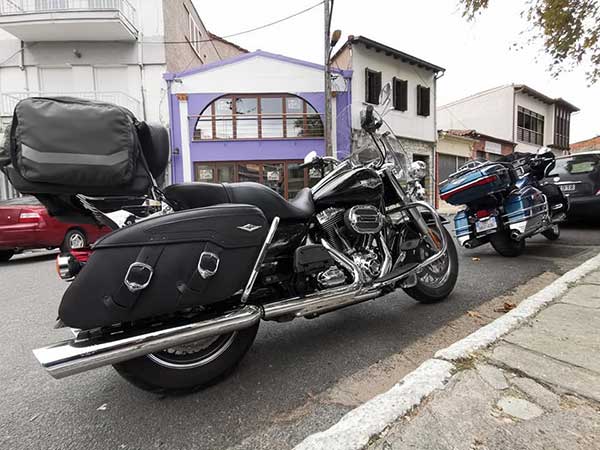 Γάλλοι τουρίστες στην πλατεία της Σιάτιστας